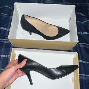 MICHAEL KORS BLACK PUMPS